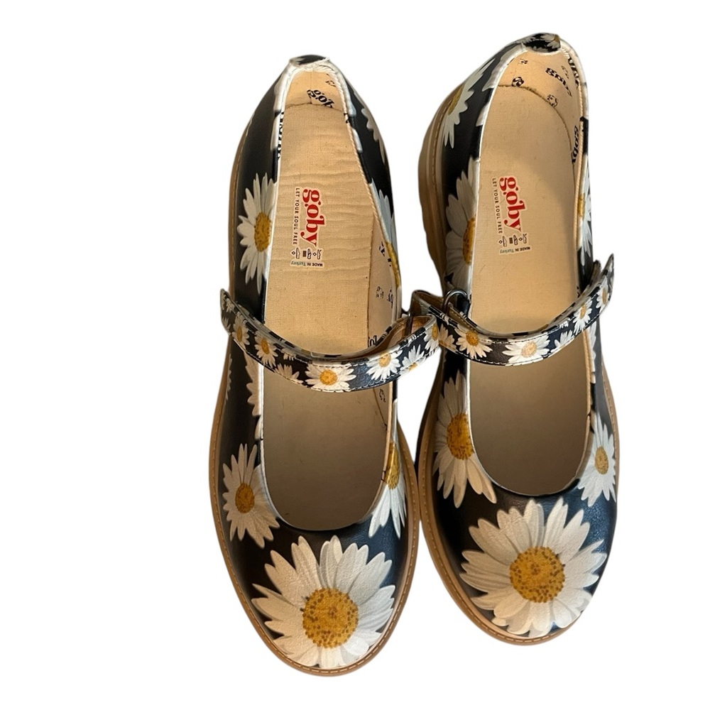 NWOT-Goby Shoes-Size 42 Black with white and yellow Daisy’s 🌻